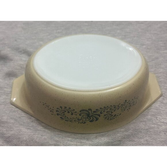 Vintage Homestead Tan and Blue Pyrex Bowl 1.5 Quart Casserole Bowl Double Spout - Picture 4 of 5